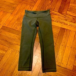 Lululemon capris size 4 olive green 90% cotton